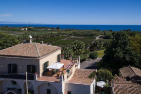 Villa Praiola - Exclusive seafacing mansion with pool and Jacuzzi, San Leonardello